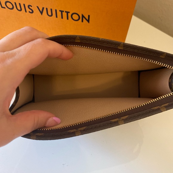Authentic Louis Vuitton toiletry 19 - Picture 4 of 6